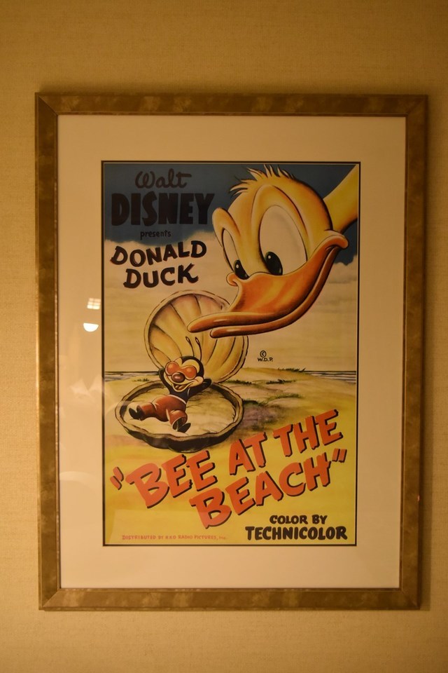 ドナルドが描かれたポップアートが飾られております。