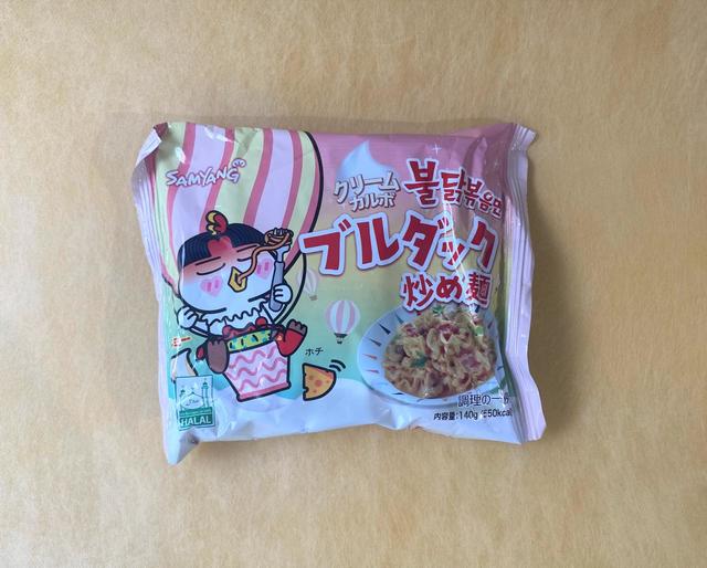 「クリームカルボ味」は薄めのピンク色のパッケージ