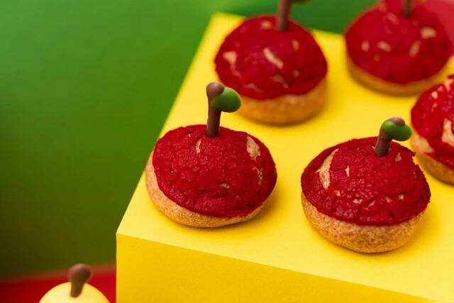 「りんごのキャラメルシュークリーム」＜期間：2025年9月5日〜11月30日＞【70年代風のハローキティ＆ハローミミィが主役♪「ハローキティのわくわくスイーツパーティー」京都センチュリーホテルで開催】