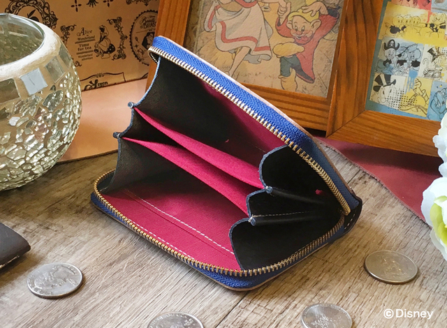 カードが入る大きさと小分けポケットで便利に使えるコインケース。