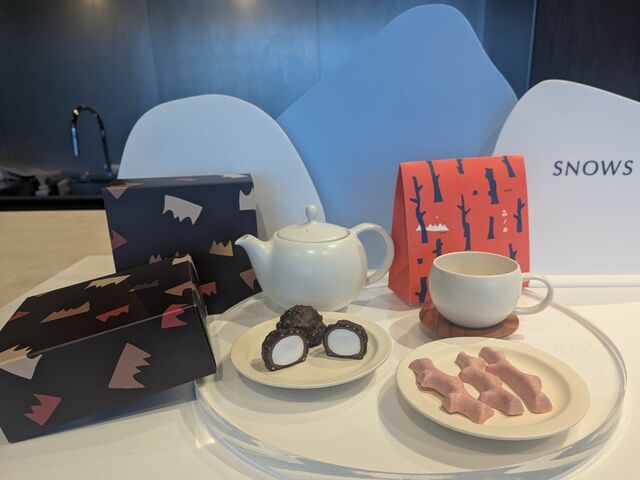 【SNOWS（スノー）】左から、「スノーボール ごろり」1箱5個入1,998円、「森ノ木 赤」8本入1,404円（税込）