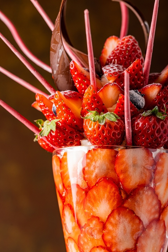 「伊豆産紅ほっぺのプレミアムいちごパフェ」4,200円