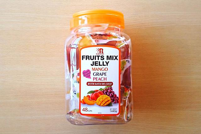 【楽一フーズ フルーツミックスゼリー ナタデココ入り 1440g(30g×48個) 1298円】ボトルの高さは約24cm。フタは取っ手付き