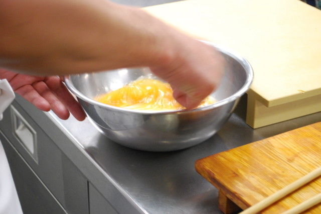 すしざんまい『築地喜代村塾』／プロの卵焼きづくり