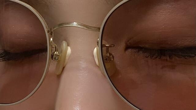 【メガネのばんそうこう　ぱふっと】ばんそうこうを貼って眼鏡をかけた時のクリングスパッドタイプのイメージ