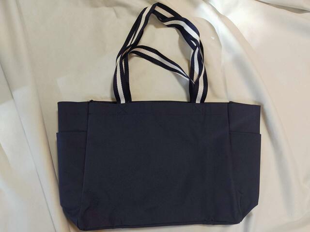 裏面は、シンプルな無地