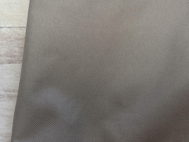 素材はポリエステル。しっかりとした厚手の生地です