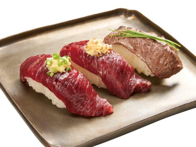 「鯨食べ比べセット（生鯨、ごま塩、炙り）」＜価格：990円（イートイン限定）＞【エキュート品川で“肉好きのための肉の祭典”「シナガワ ミートラバーズ」開催！ジューシーな肉グルメが大集結！】