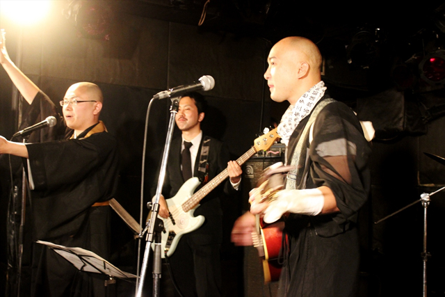 超カオスな対バン「坊主バンドvs.牧師ROCKS」の模様