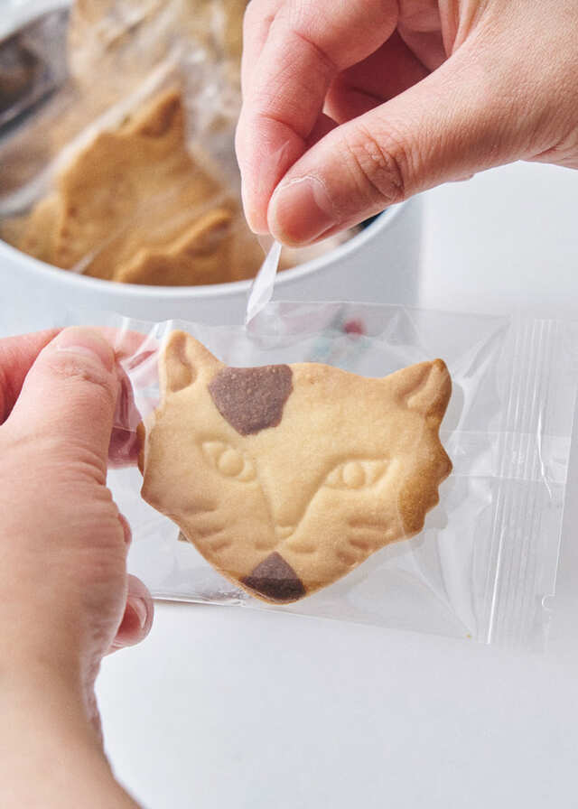 【フェアリーケーキフェア「Miracle Cat Cookie Tin（神様のいたずらネコクッキー缶）」15枚入 ￥2,600】個包装もうれしい！