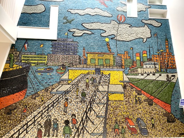 山下清画伯の絵「横浜の今昔」をモザイク壁画