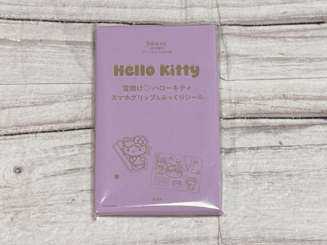 付録は「Hello Kitty 雪焼け ハローキティ スマホグリップ＆ぷっくりシール」