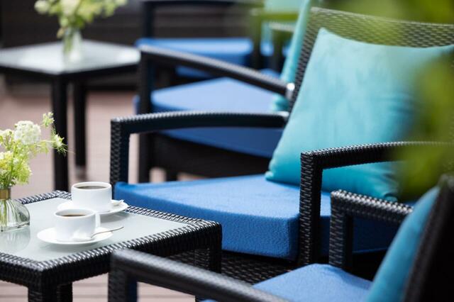 「食後のコーヒーはゆったりとテラスで」＜期間：2025年7月1日～12月29日＞ 【星野リゾート「軽井沢ホテルブレストンコート」宿泊者限定の“至福の朝食ブッフェ”が期間限定で体験できます！】