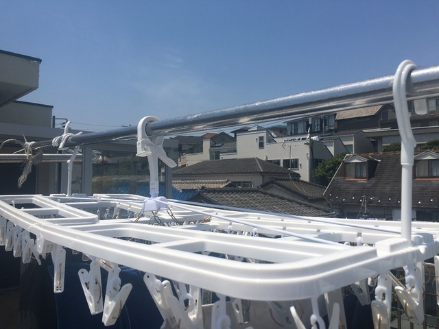 【カインズ 干す時に傾かない 大きな洗濯ハンガー 60ピンチ】左右のフックで傾かない