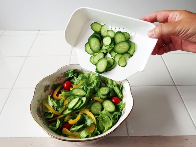 【まな板キャッチャー】サラダを作るときの使用イメージ10