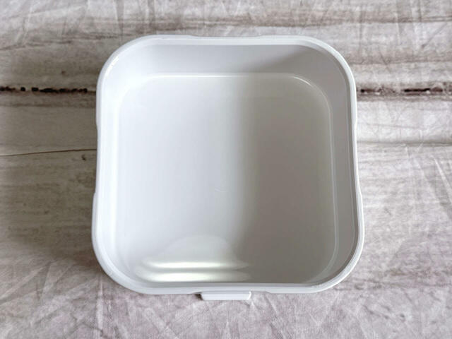 ザルをとると普通の容器が登場。余分な水分はこの容器の底部に落ちる仕組み