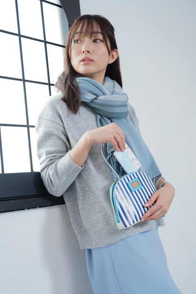 ボーダー柄のポーチは収納力抜群！メイク道具以外にもモバイルバッテリーなど、よく使う小物をまとめられて便利。冬組 ポーチ（SuperGroupies ）／モバイルバッテリー　冬組（ムービック）