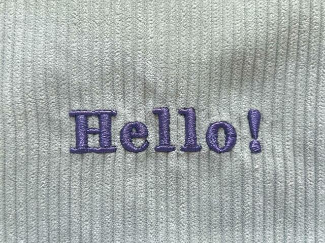 フロントの「Hello！」ロゴ刺繍はパープル。色の組み合わせがキュート♪