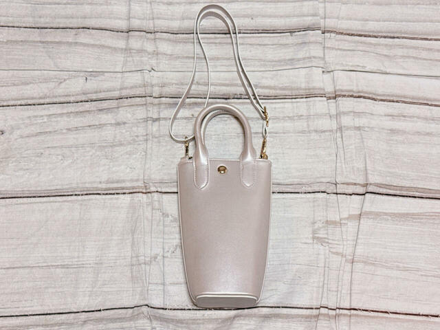 背面は装飾がないシンプルなデザイン