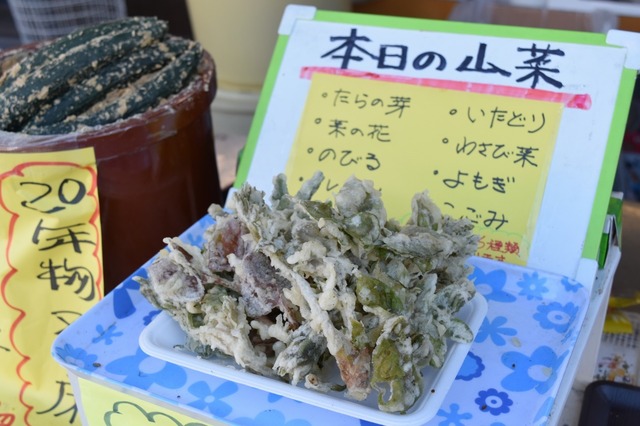 揚げたての山菜の天ぷら