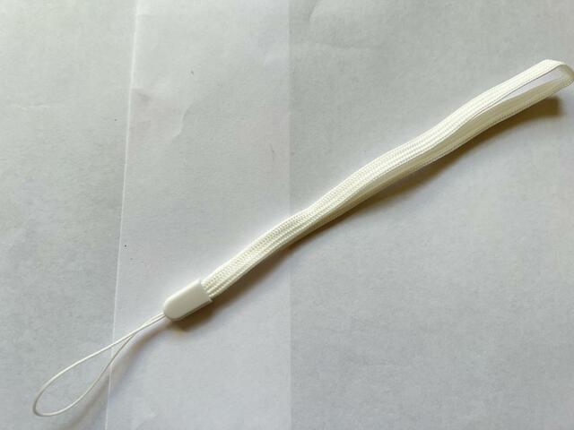 【無印良品 充電式モバイルハンディファン】無印良品のストラップはシンプルな白