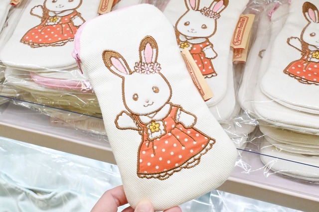 【シルバニアファミリー展40th】「刺繍ポーチ」1,980円/内生地がショコラウサギちゃんのドレスとおそろいでかわいいです!