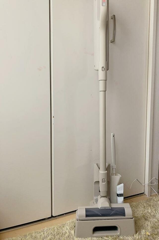 【充電式紙パックスティッククリーナー MagiCaleena（マジカリーナ）】スタンドに置くだけで簡単に充電できます