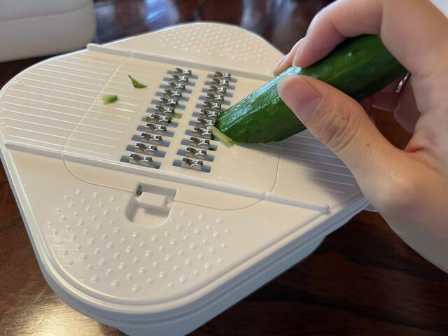 【ニトリ　スライサーザルボウルセット】きゅうりの細切りをしていきます