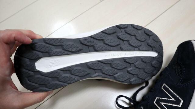 【ニューバランス Walking Fresh Foam X 880 v7】中央の溝は、かかとからつま先への重心の移動を自然にサポートしてくれるニューバランスの独自技術です