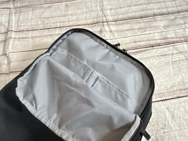 前面ポケットには、区切りポケット2つペンホルダーが2つついています