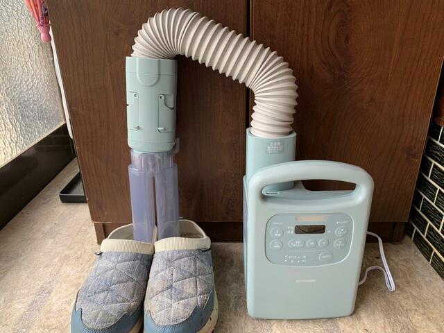 【アイリスオーヤマ ふとん乾燥機 カラリエColors FK-RC3-G】靴やブーツの乾燥にも！