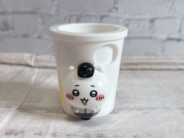 【ちいかわハッピーセット第一弾／ちいかわのドリンクカップペンたて】ドリンクカップを模したペン立てに、マクドナルドのクルー姿のちいかわのフィギュアがついています♪