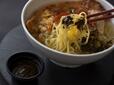 スパイシーポーク麺+ブラック麻辣ソース 1,390円|東京ディズニーリゾート「メイク ア チェンジ」|販売店舗:東京ディズニーシー「ヴォルケイニア・レストラン」