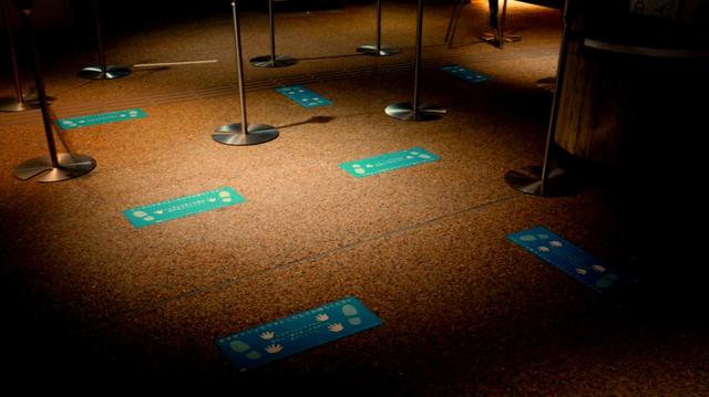 入口での感染症対策　ソーシャルディスタンス案内表示