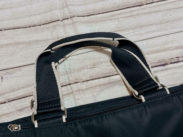 持ち手は短め。手で持った際に持ちやすいように、中央が2つ折りで縫われています♪