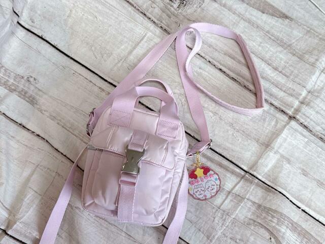 最近お気に入りの神崎恵さんコラボのレスポートサックのショルダーバッグにつけてみました