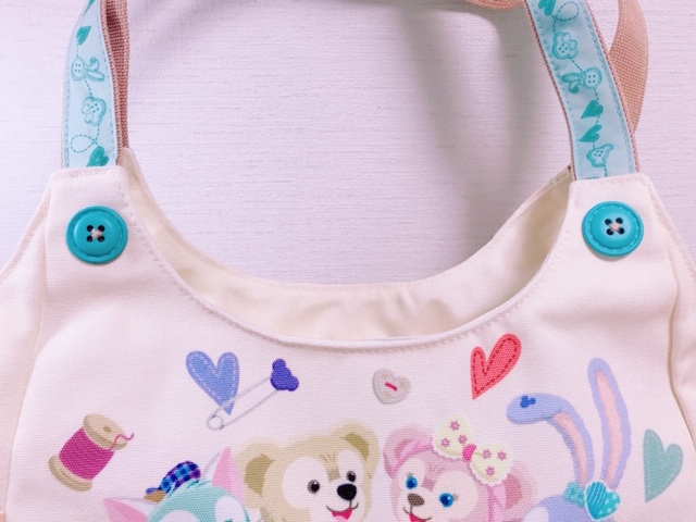 ブルーの大きなボタンがアクセント