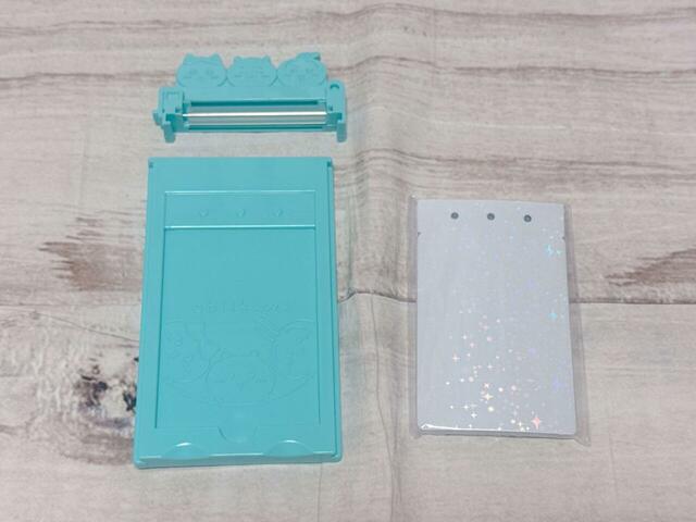 【ちいかわ キラだッッ ホログラムカードメーカー】ロールパーツ、台座パーツ、ホログラムシートが入っています