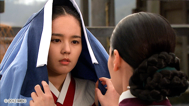 『太陽を抱く月』 © 2012 MBC