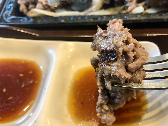 【ステーキガスト　超粗びきステーキバーグ約120g×2】途中、ソースを変えて味変もできるので飽きずに最後まで美味しく食べられます