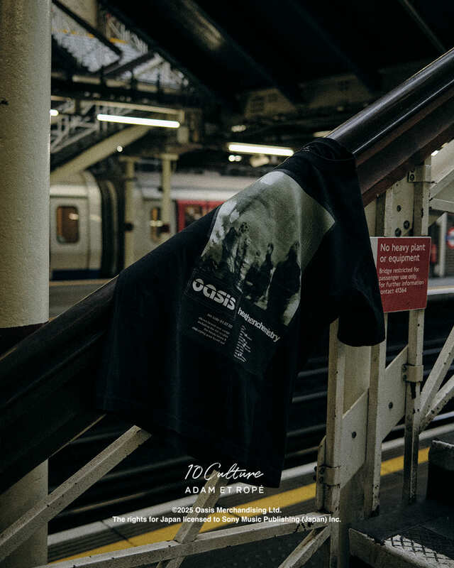 【oasis×ADAM ET ROPE'】「Tour Poster Design TSH」Heathen Chemistry（カラー：ブラック、SIZE：M / L / XL、価格：8,800円）