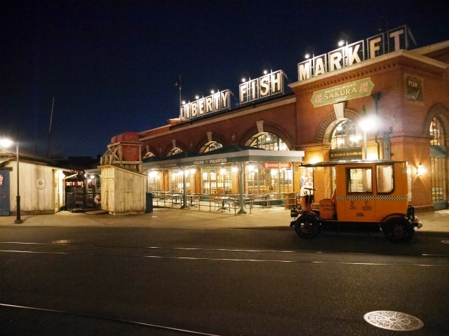 優しい光に包まれる「レストラン櫻」のテラス席。©Disney