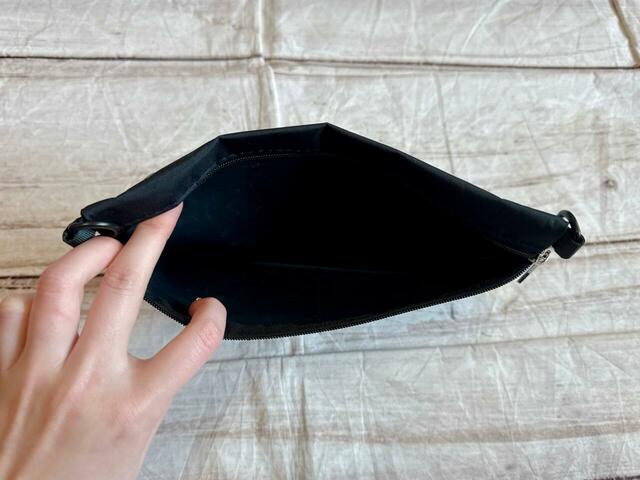 メイン収納はファスナー付きで安心