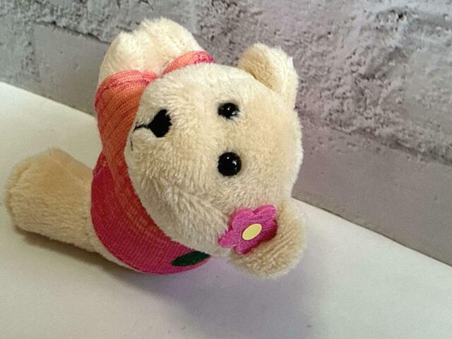 お耳に注目!なんとピンクのお花の飾りをつけています。かわいすぎる…!