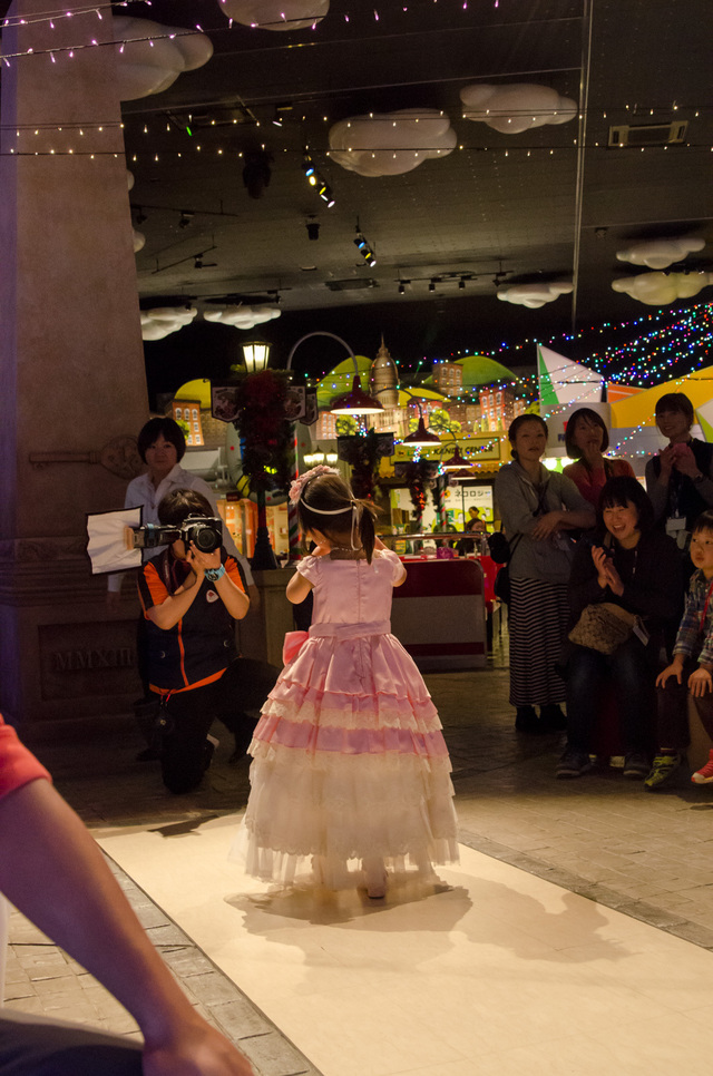 「モデル」のお仕事。ランウェイでポージング。写真は別料金で購入できる｜仕事体験テーマパーク「カンドゥー」