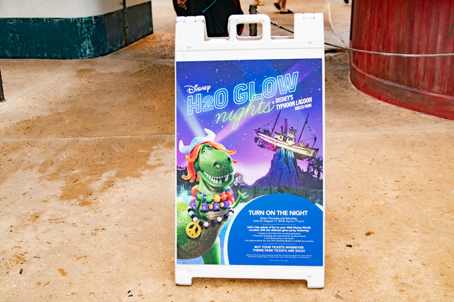 ディズニー・タイフーン・ラグーン「H2Oグロウナイト」