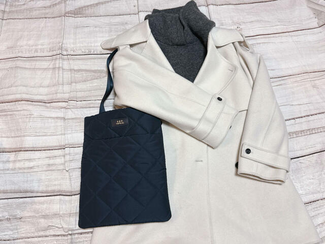 カジュアルコーデでもどこかクリーンに見える高見えトート！