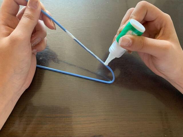 【ダイソー　すべり止め液】服の肩部分をかけるところに塗布していきます