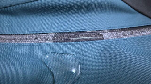 【ワークマン 防水カジュアルバッグ】防水力をチェック!ファスナーの溝に水がたまっても内部まで染み込みません