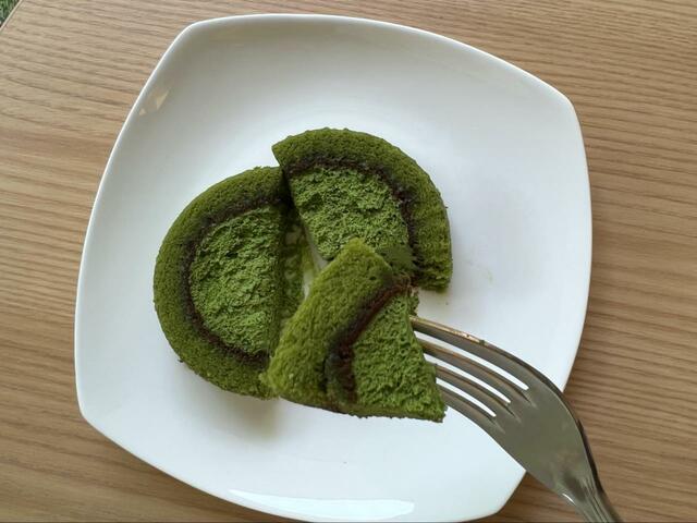 【ローソン Uchi Cafe'×森半 お抹茶ロール】軽い食べごこちが嬉しい！